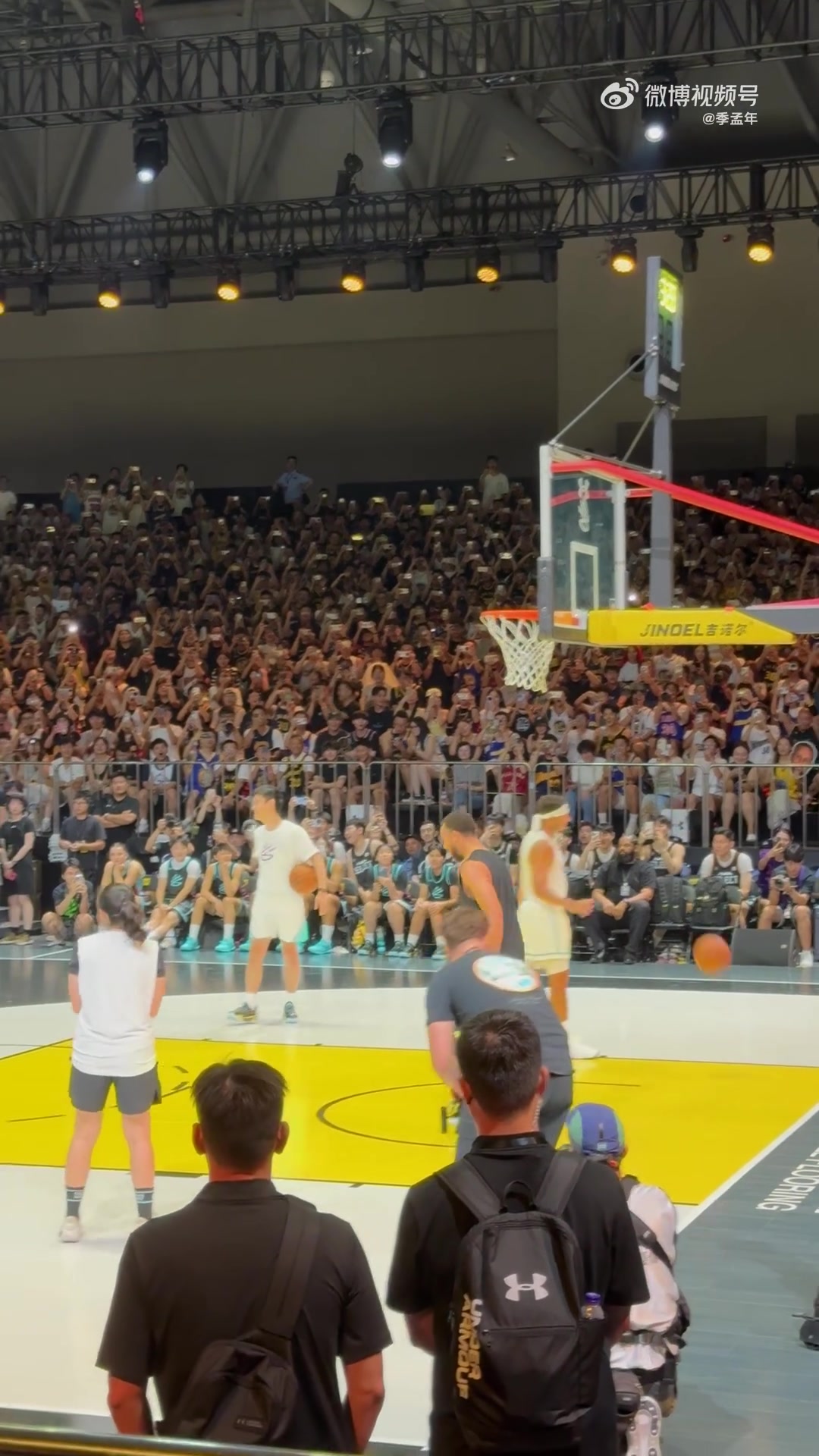 半岛体育app下载-每日一扣！库里接弟弟赛斯传球 两次尝试后将球摁进篮筐