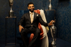 利物浦社媒晒萨拉赫与三座PFA奖杯合照：埃及国王