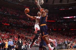 半岛体育app下载-亦敌亦友！詹姆斯祝贺罗斯1号球衣退役：