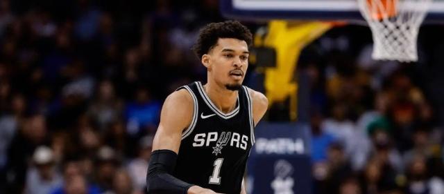 惨遭西部副班长逆转！文班报销马刺开启自由落体