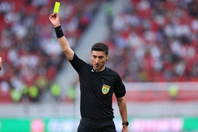 鲁沪大战争议判罚！马纳法手球逃点，媒体人：麦麦提江看都不看