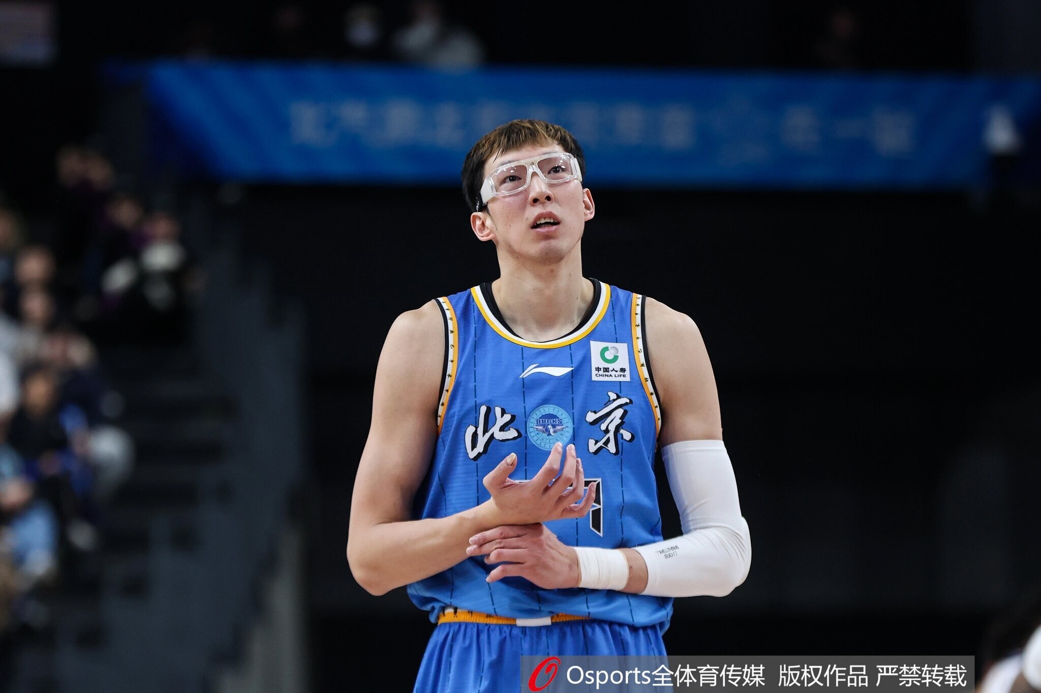 半岛体育平台-进攻欲很低！周琦全场仅出手4次&amp;命中3球 得到7分8篮板2助攻