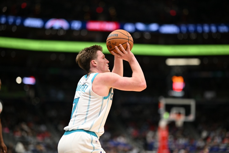 半岛体育app下载-从接球就被限制！4号秀克尼佩尔12中8拿到18分5板4助