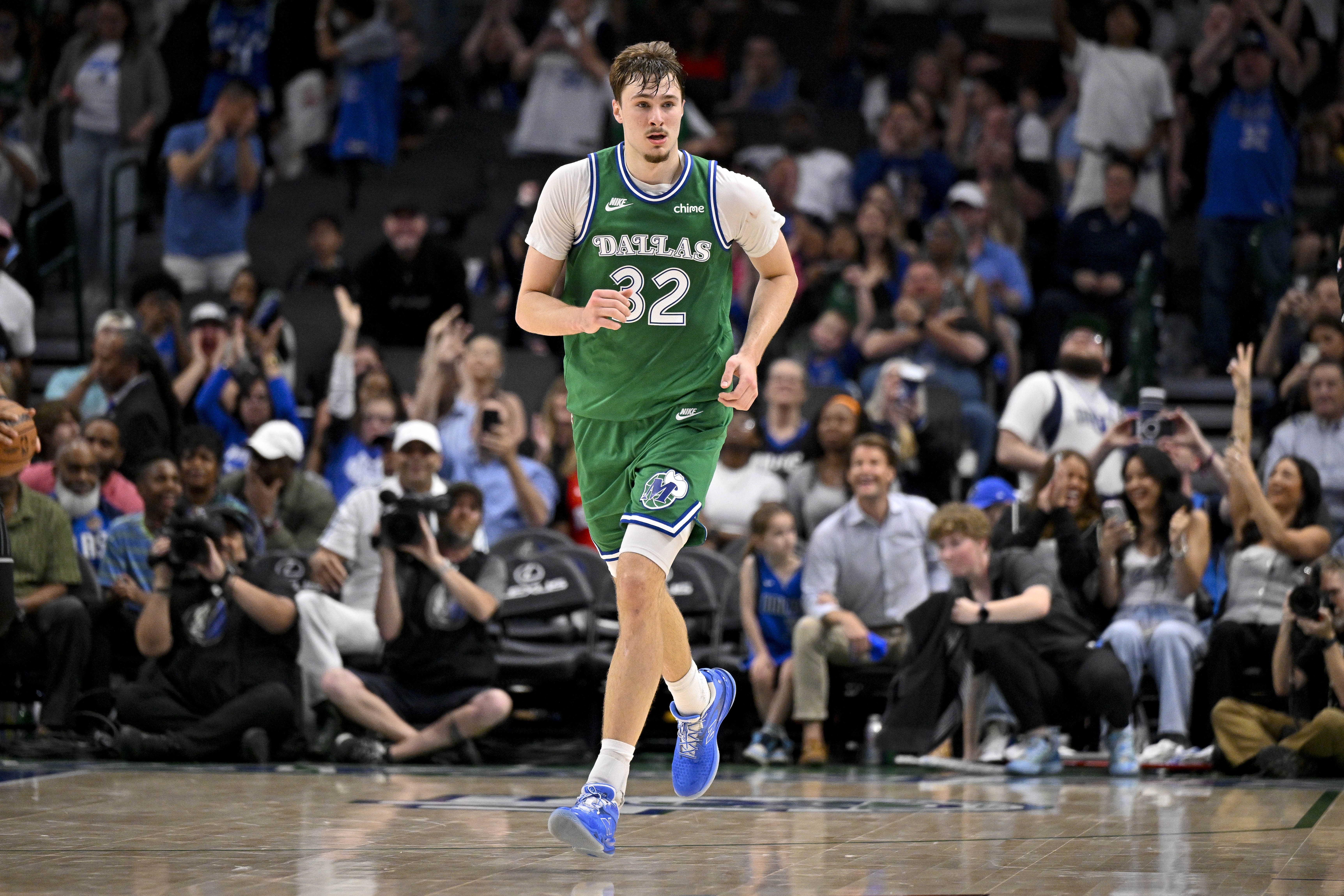 半岛体育-一枝独秀！弗拉格本赛季已6次砍下至少30+5+5 其他新秀一共4次